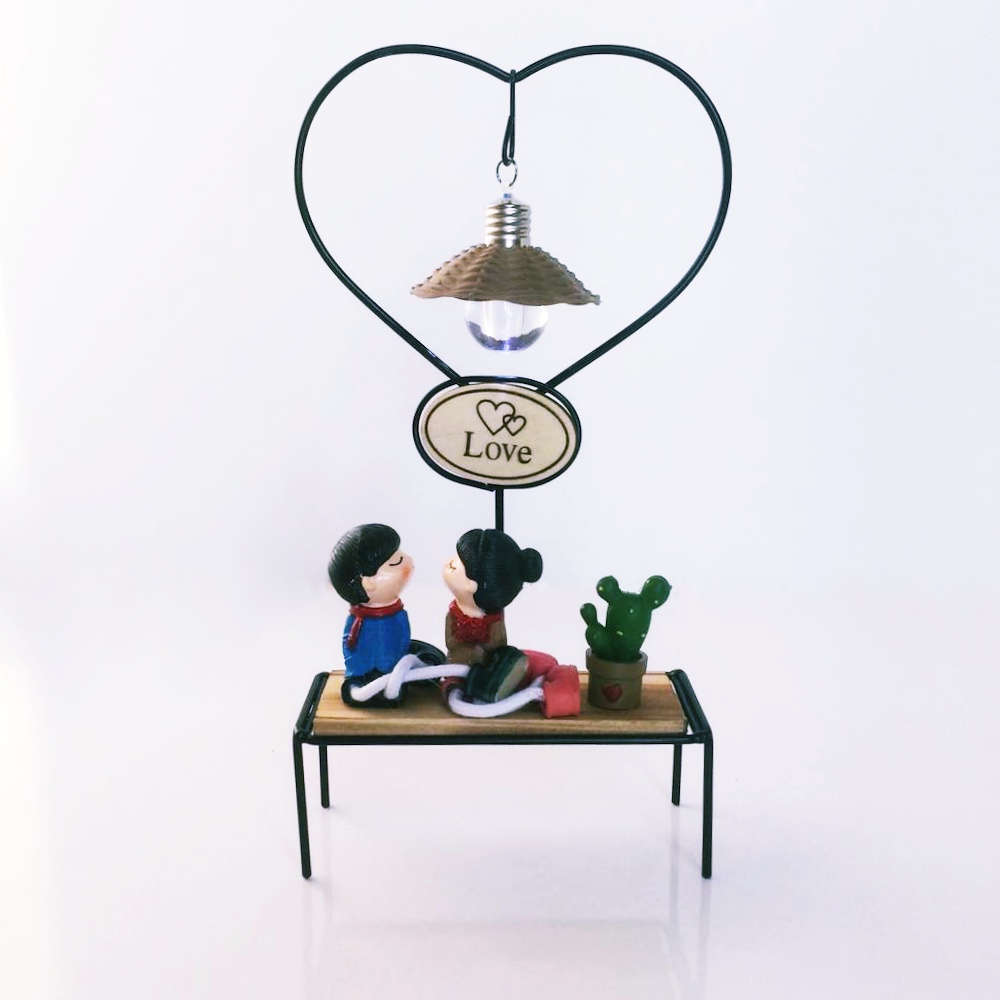 Toptan Ahşap Biblo Işıklı Bankta Oturan Sevgililer