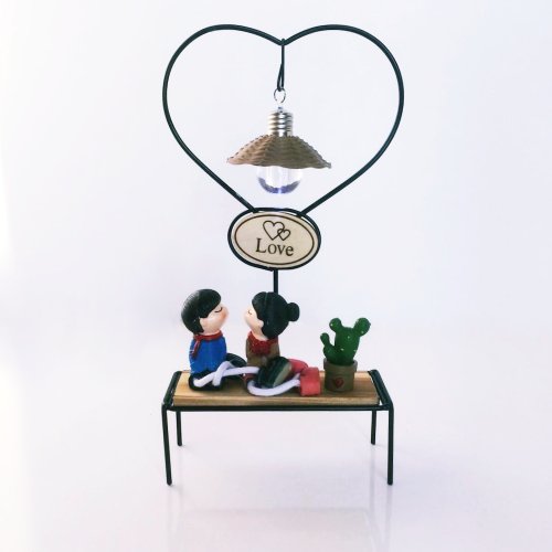 Toptan Ahşap Biblo Işıklı Bankta Oturan Sevgililer