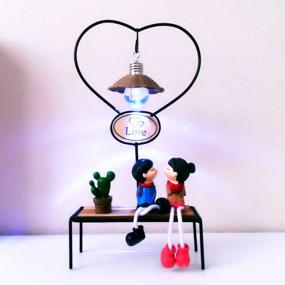 Toptan Ahşap Biblo Işıklı Bankta Oturan Sevgililer