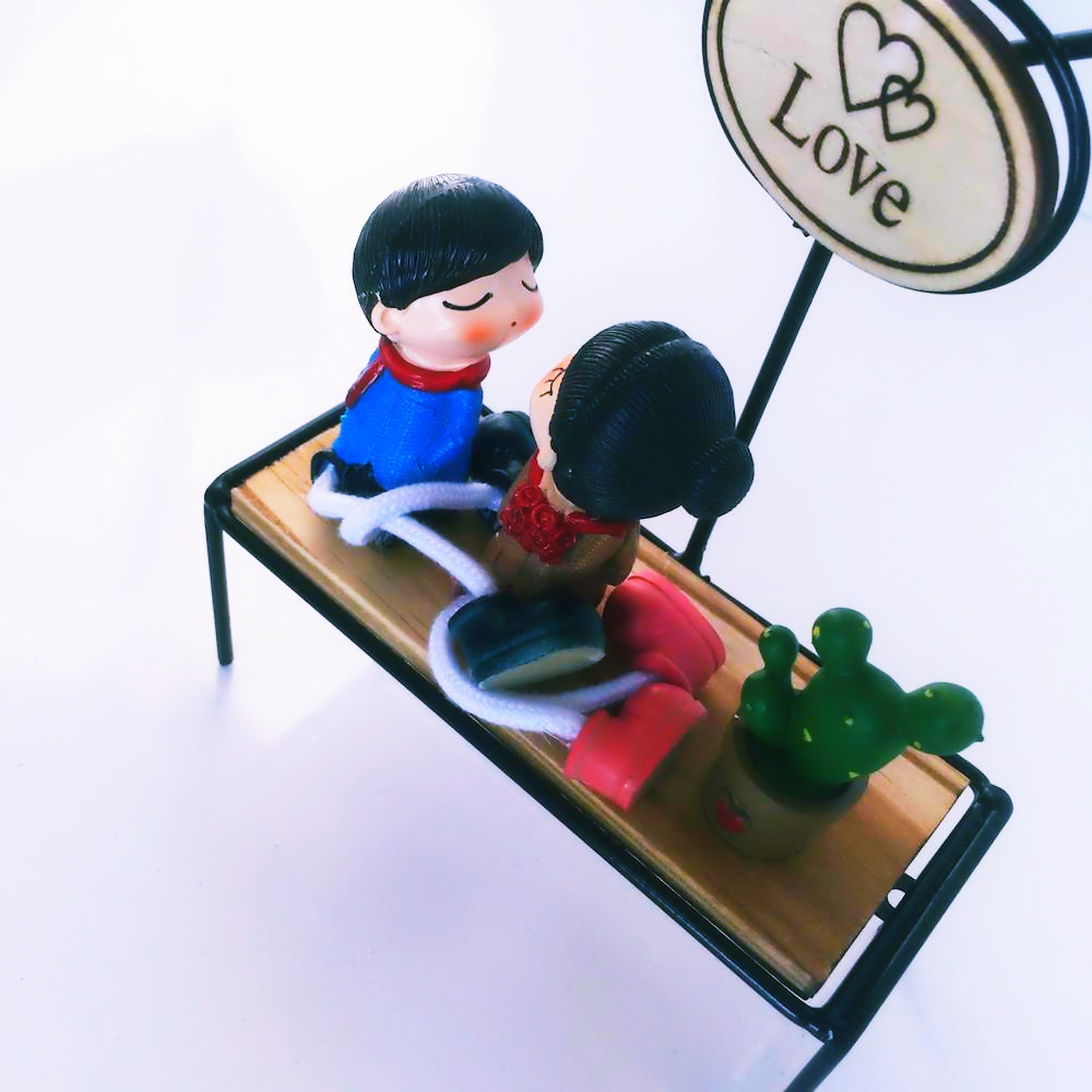 Toptan Ahşap Biblo Işıklı Bankta Oturan Sevgililer