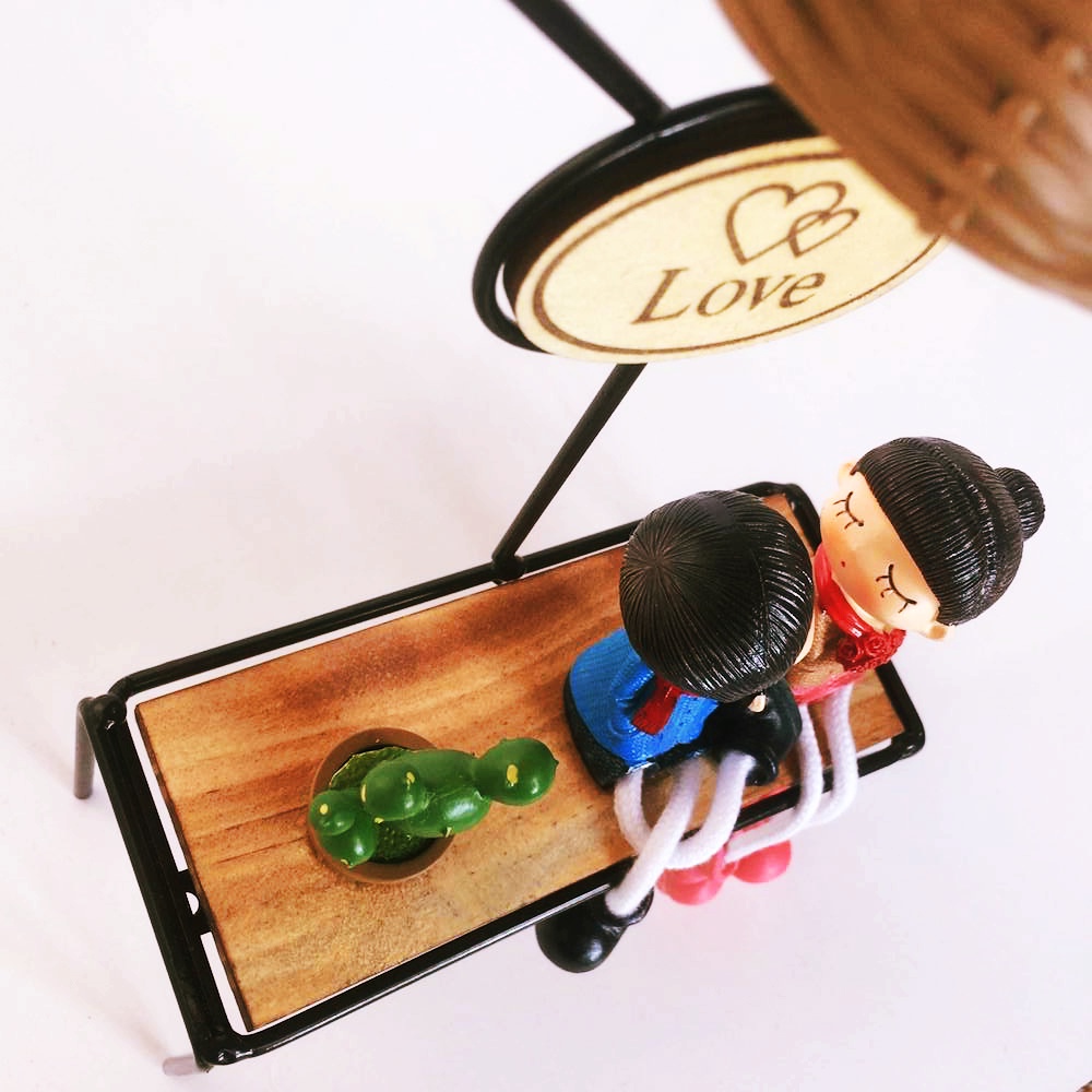 Toptan Ahşap Biblo Işıklı Bankta Oturan Sevgililer