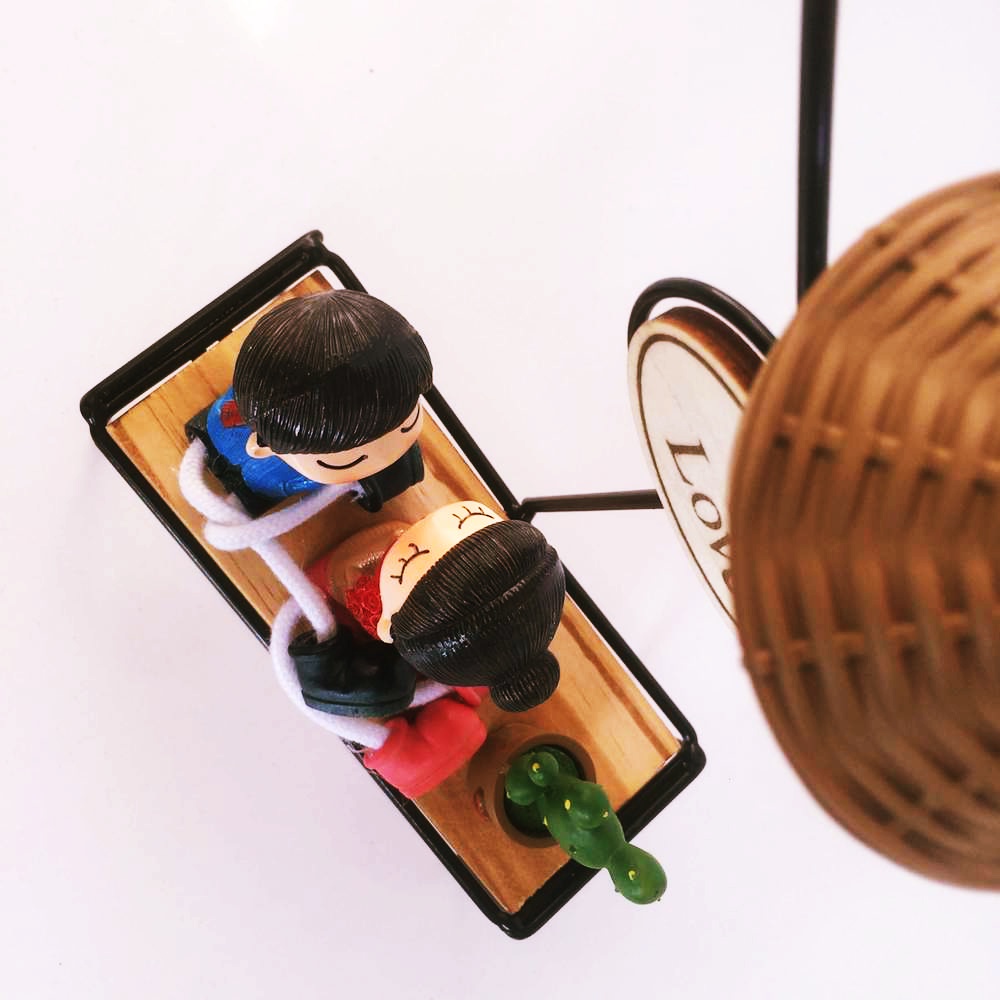 Toptan Ahşap Biblo Işıklı Bankta Oturan Sevgililer