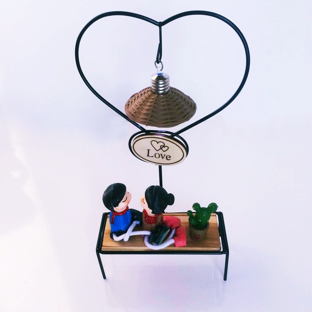 Toptan Ahşap Biblo Işıklı Bankta Oturan Sevgililer