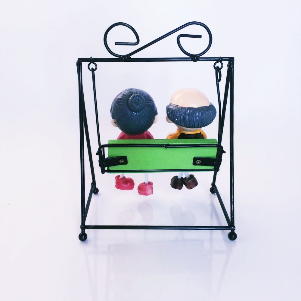 Toptan Ahşap Biblo Salıncakta Sallanan Sevimli Yaşlılar