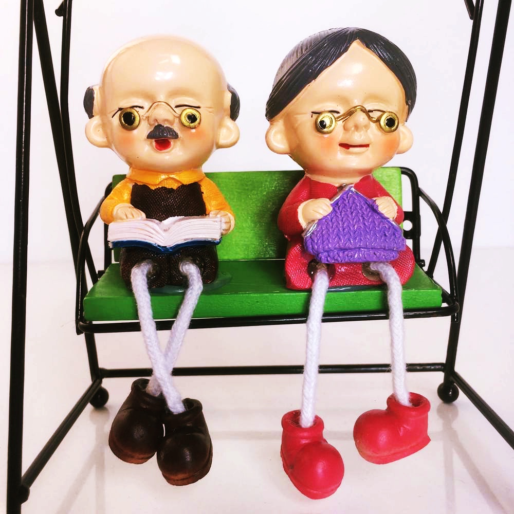 Toptan Ahşap Biblo Salıncakta Sallanan Sevimli Yaşlılar