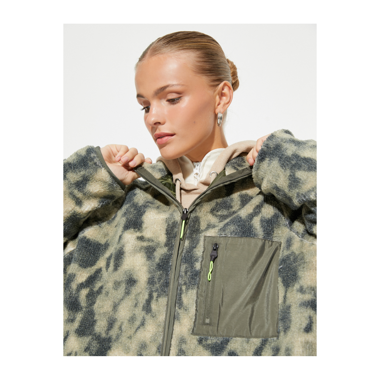 Oversize Outdoor Mont Kapüşonlu Fermuarlı Cep Detaylı