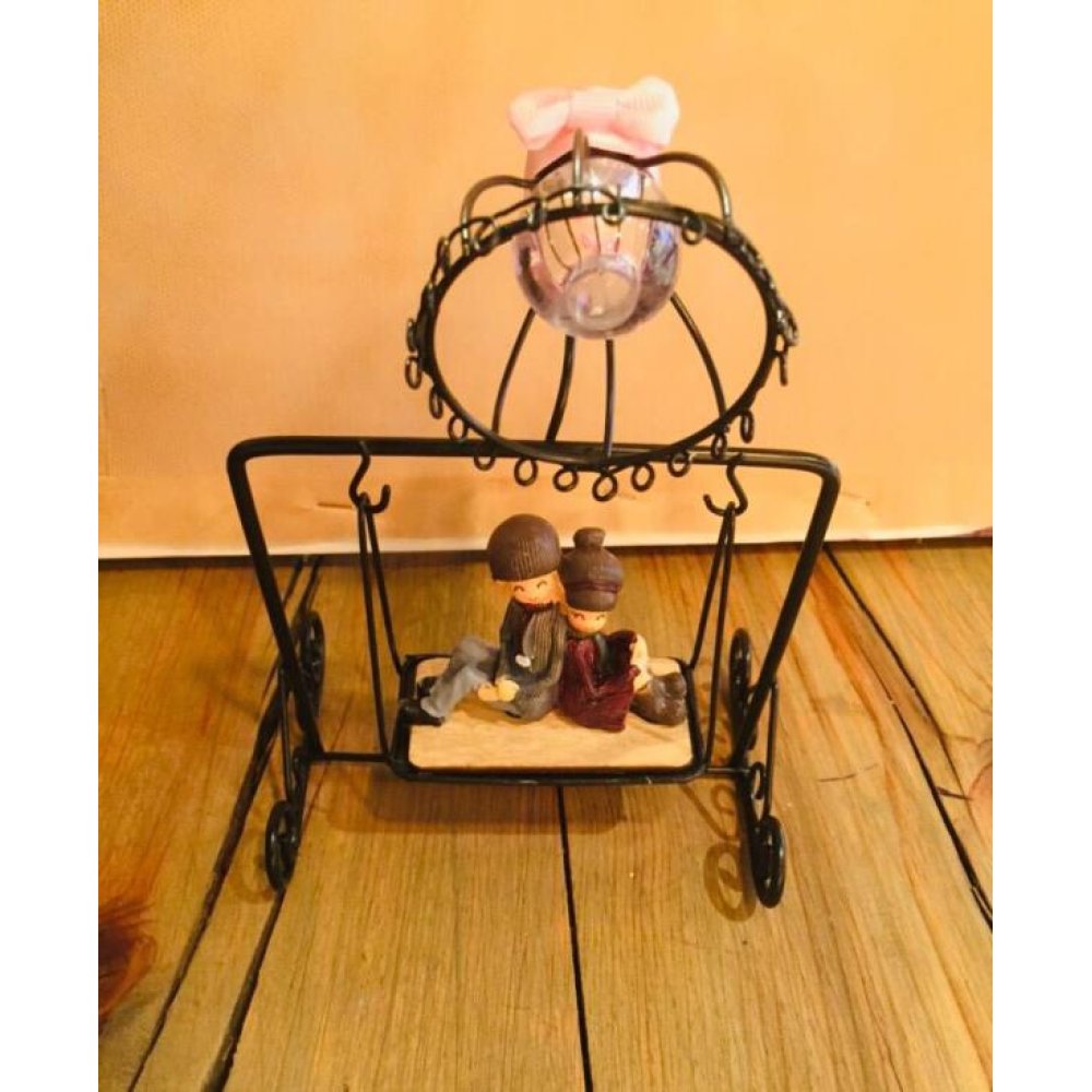 Işıklı Salıncakta Sallanan Sevgili Bibloları