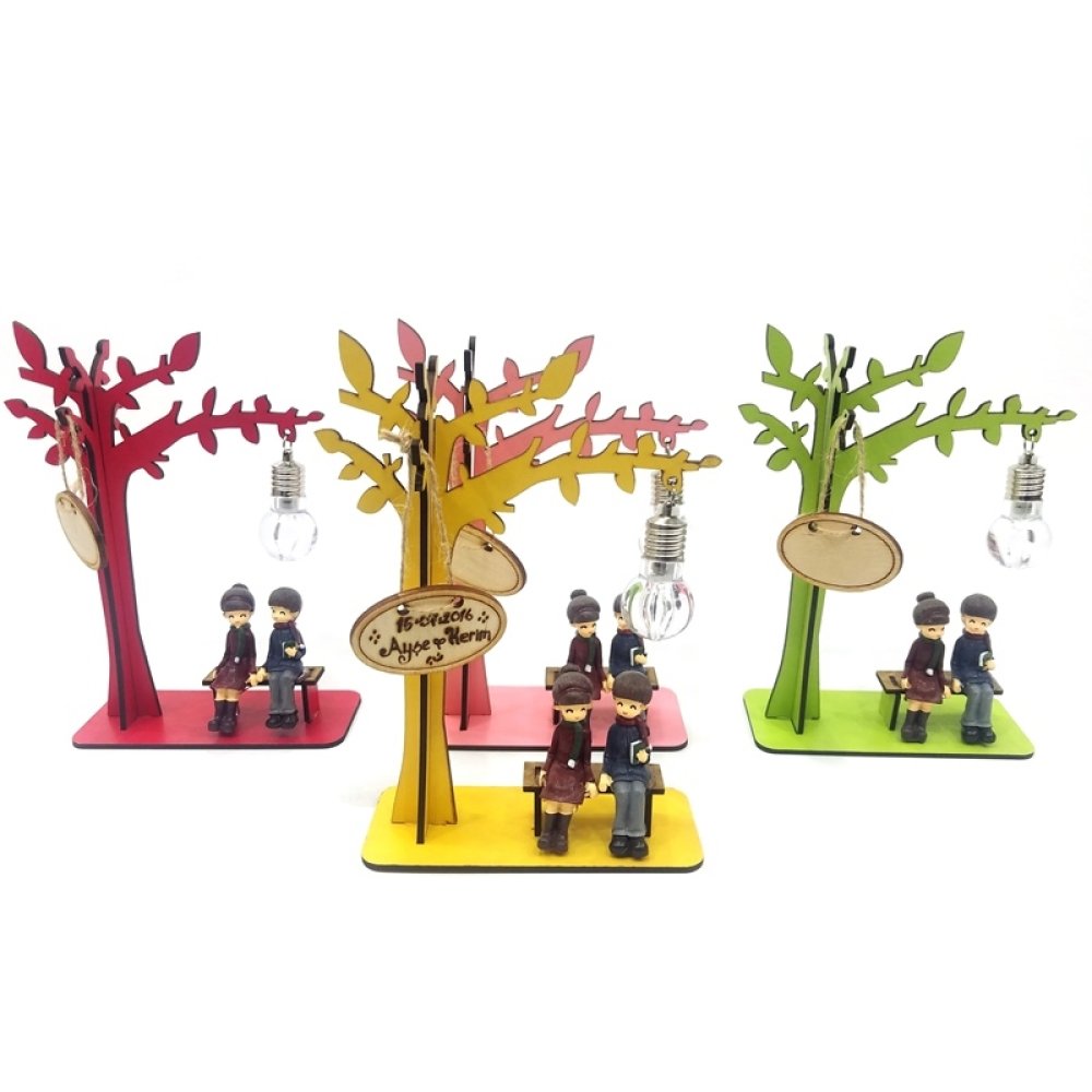 Toptan Ağaç Altında Bankta Oturan Sevgililer