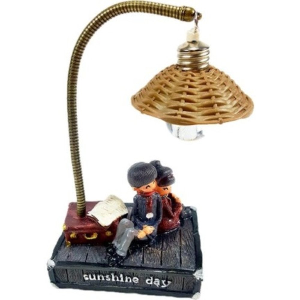 Toptan Sokak Lambası Altında Oturan Aşık Sevgili Bibloları