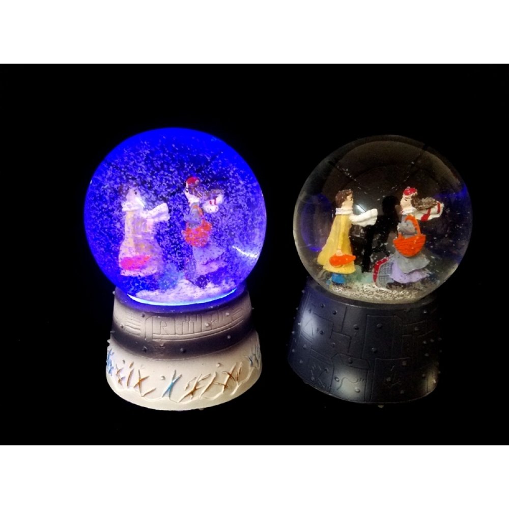 Toptan Sonbaharda Romantik Buluşma Kar Küresi